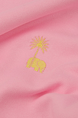 Détail en gros plan de la broderie jaune représentant un palmier et un éléphant sur le sweat Gum Pink | TP_IMAGE_TYPE=DETAIL