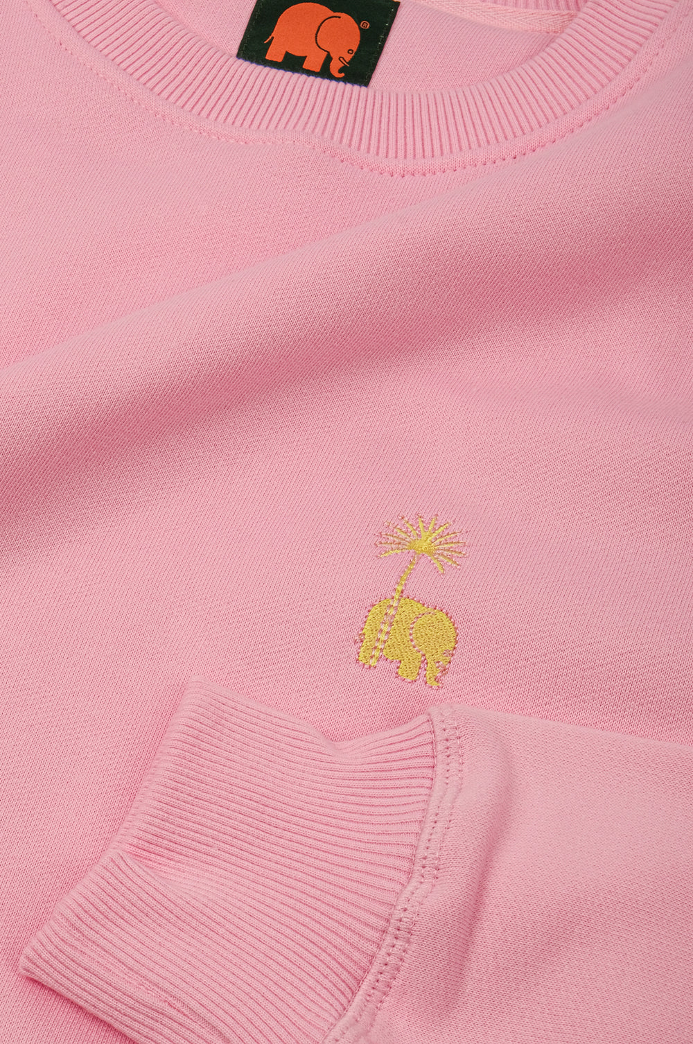 Vue rapprochée du Women's Antonyo Marest x Trendsplant Essential Oversized Sweatshirt en Gum Pink, avec un éléphant brodé et des poignets côtelés texturés | TP_IMAGE_TYPE=DETAIL