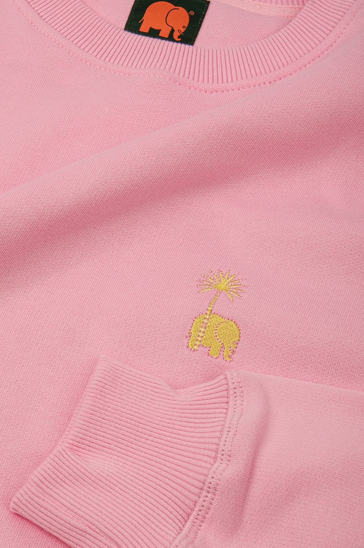 Vue rapprochée du Women's Antonyo Marest x Trendsplant Essential Oversized Sweatshirt en Gum Pink, avec un éléphant brodé et des poignets côtelés texturés | TP_IMAGE_TYPE=DETAIL