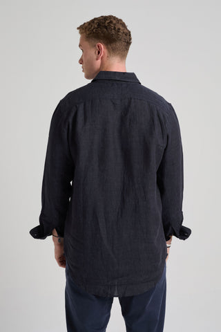Persona che indossa una Recovo x Trendsplant Postiguet Linen Shirt in Deep Blue, vista posteriore | TP_IMAGE_TYPE=MODEL_BACK
