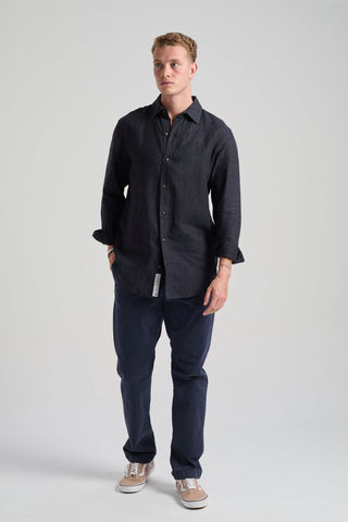 Persona che indossa una camicia di lino blu intenso, vista frontale | TP_IMAGE_TYPE=MODEL_FRONT