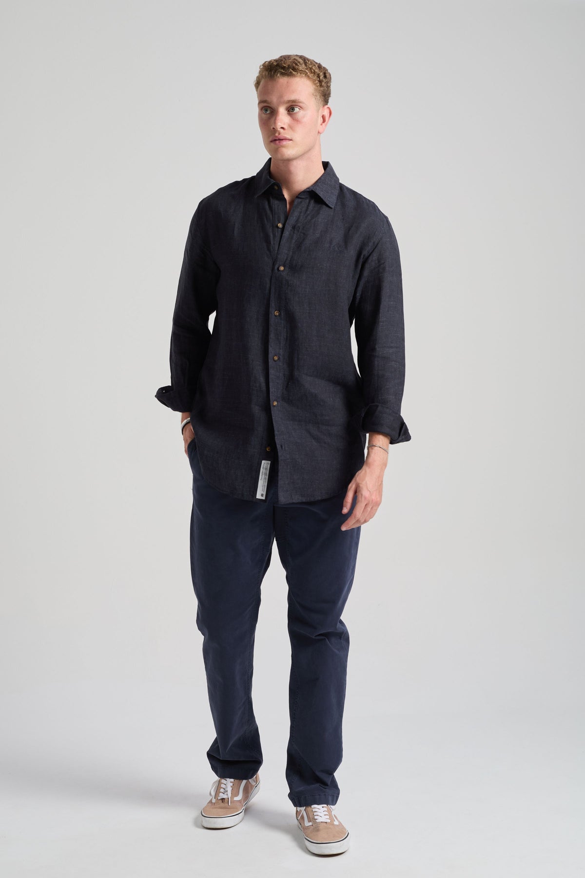 Persona che indossa una camicia di lino blu intenso, vista frontale | TP_IMAGE_TYPE=MODEL_FRONT