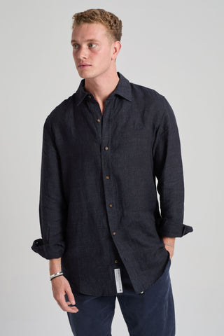 Persona che indossa una camicia in lino blu intenso di Recovo x Trendsplant, vista frontale | TP_IMAGE_TYPE=MODEL_FRONT
