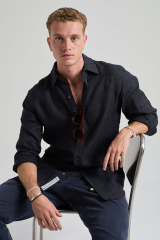 Persona che indossa una camicia in lino Deep Blue, vista frontale | TP_IMAGE_TYPE=MODEL_FRONT