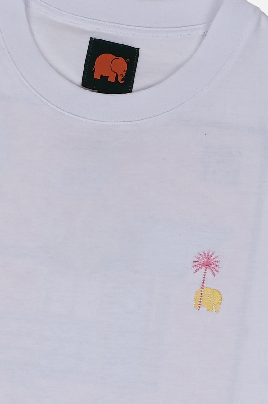 Dettaglio della T-shirt Women's Antonyo Marest x Trendsplant Art Hut in White con ricamo di un elefante e di una palma | TP_IMAGE_TYPE=DETAIL