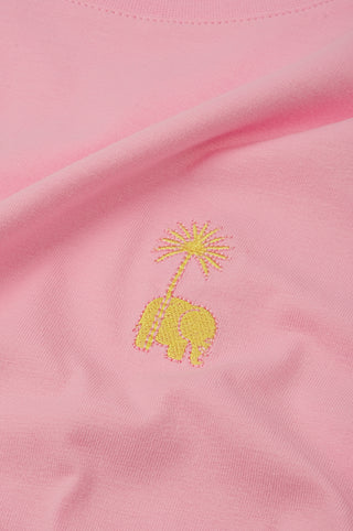 Détail en gros plan du tissu rose bubble gum avec un motif éléphant brodé et un palmier | TP_IMAGE_TYPE=DETAIL