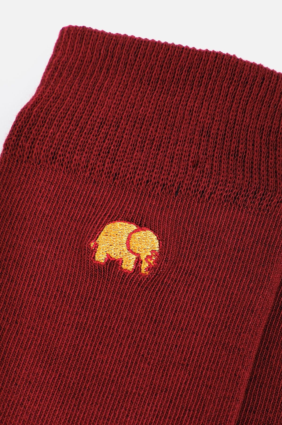 Close-up detail of Essential Light Crew Socks in Wine Red showing ribbed texture and logo | TP_IMAGE_TYPE=DETAIL