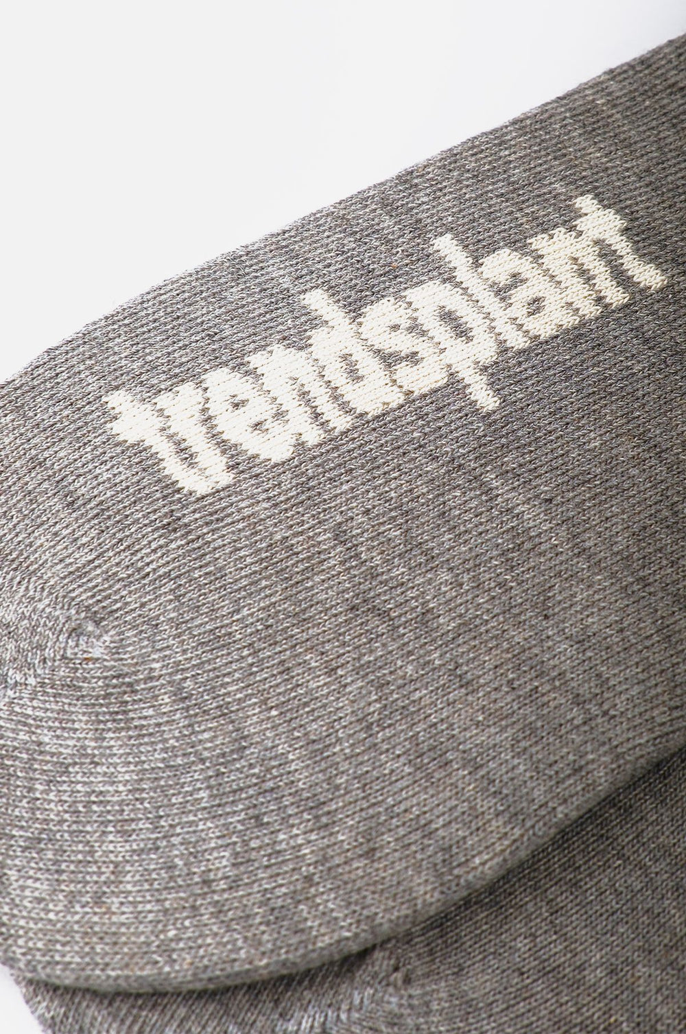 Dettaglio ravvicinato dei calzini Essential Light Crew Socks in Heather Grey, con texture del tessuto e logo in evidenza | TP_IMAGE_TYPE=DETAIL