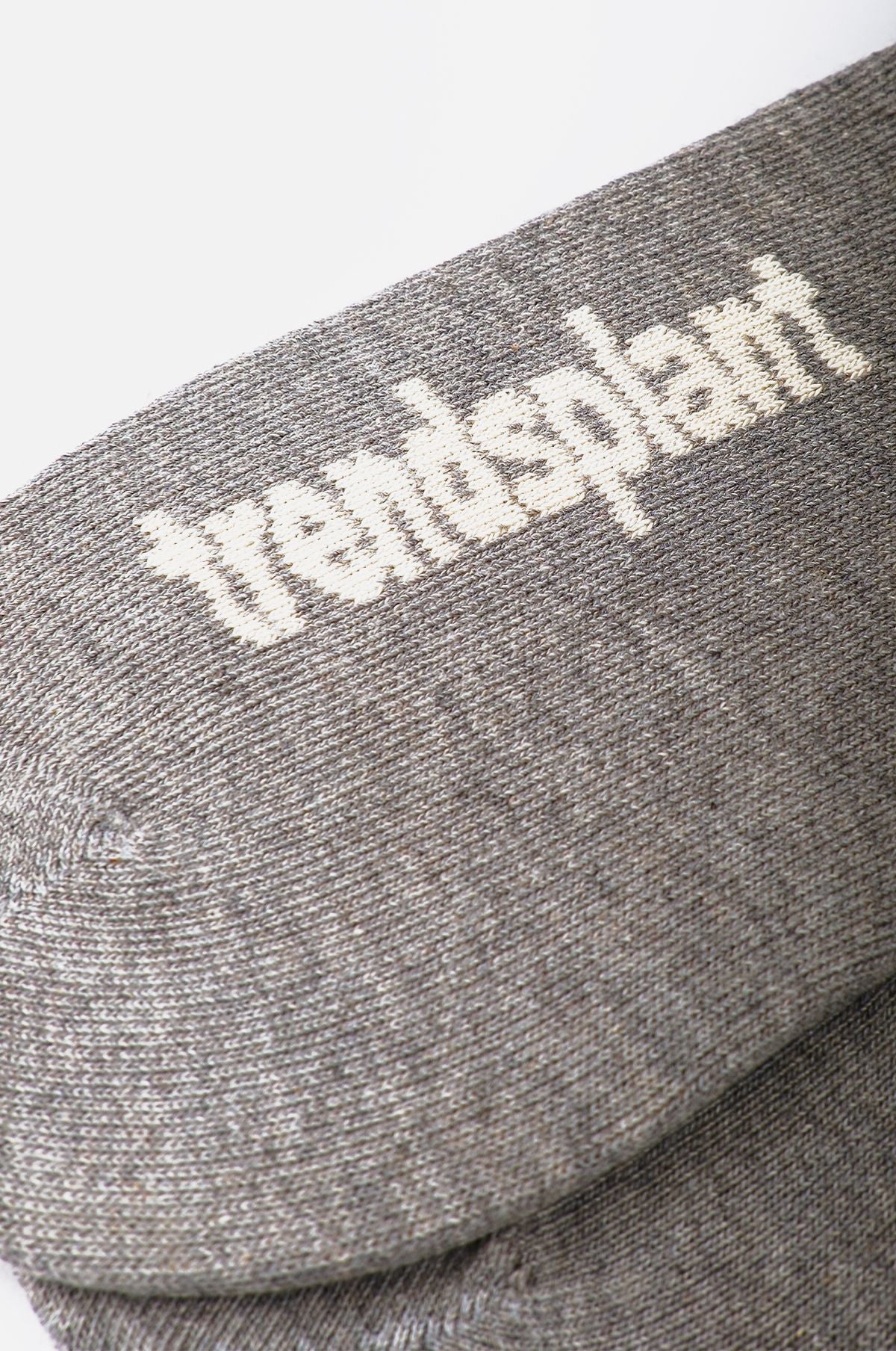 Dettaglio ravvicinato dei calzini Essential Light Crew Socks in Heather Grey, con texture del tessuto e logo in evidenza | TP_IMAGE_TYPE=DETAIL