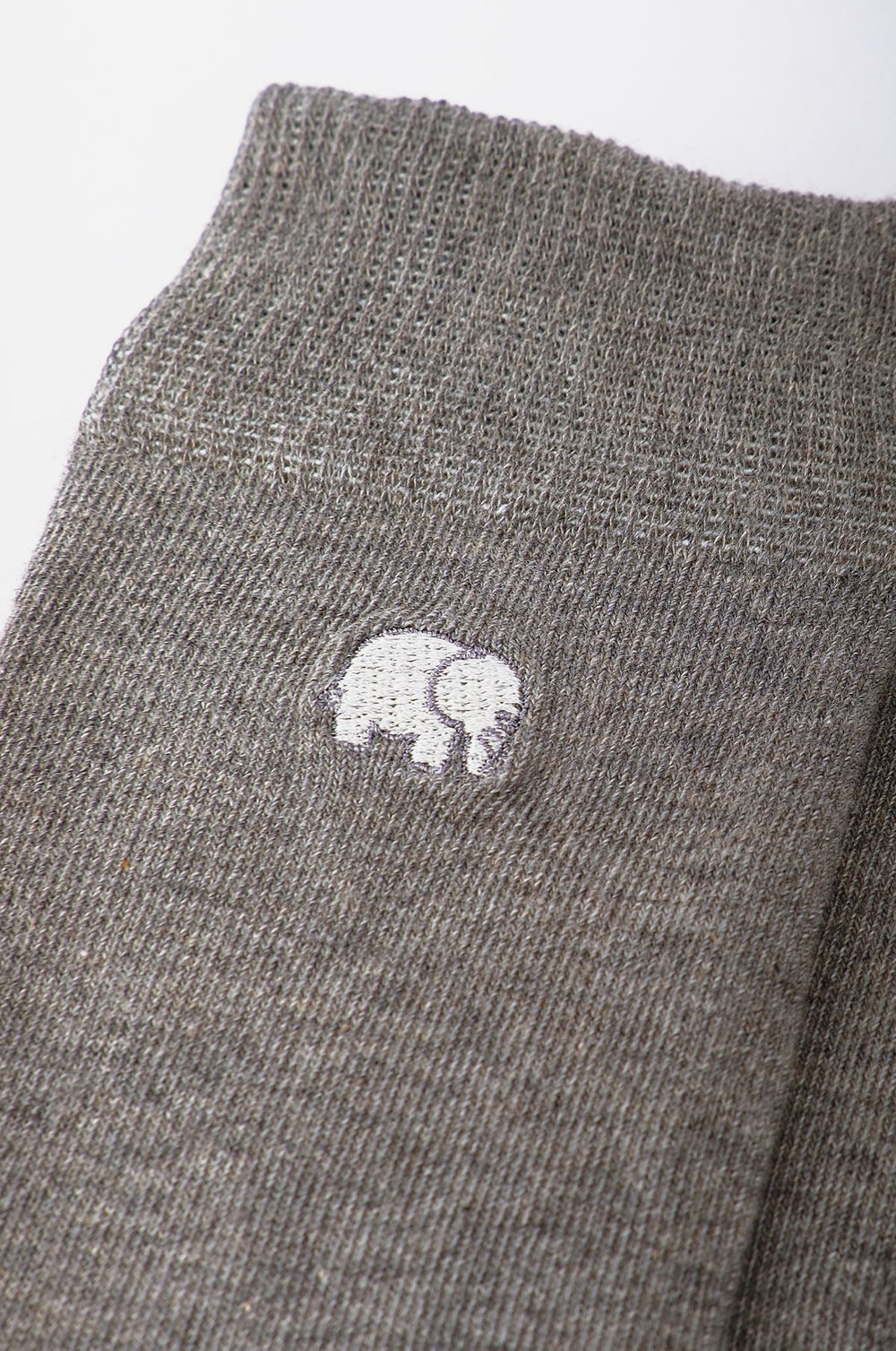 Dettaglio in primo piano degli Essential Light Crew Socks in Heather Grey con logo | TP_IMAGE_TYPE=DETAIL