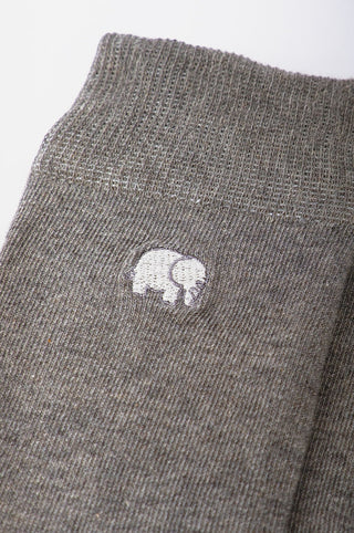 Dettaglio in primo piano degli Essential Light Crew Socks in Heather Grey con logo | TP_IMAGE_TYPE=DETAIL