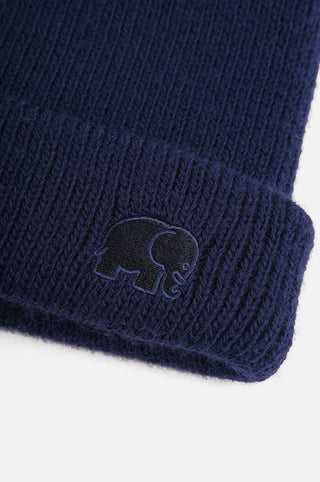 Détail en gros plan du Campana Cuff Beanie en bleu marine, mettant en valeur la texture côtelée et le logo éléphant brodé. | TP_IMAGE_TYPE=DETAIL