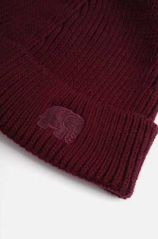 Dettaglio ravvicinato del Safor Rib Knit Beanie in Burgundy che mostra la texture e il logo | TP_IMAGE_TYPE=DETAIL