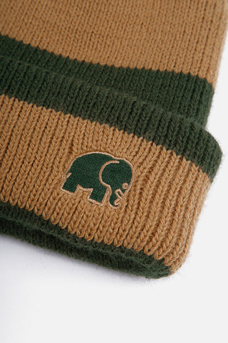 Détail en gros plan du bonnet Montcabrer en Emmerald et Dune, mettant en valeur la texture tricotée et le logo éléphant brodé | TP_IMAGE_TYPE=DETAIL