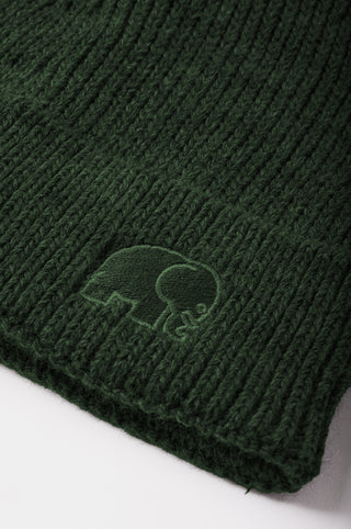 Dettaglio ravvicinato del Safor Rib Knit Beanie in Bottle Green con texture del tessuto e logo | TP_IMAGE_TYPE=DETAIL