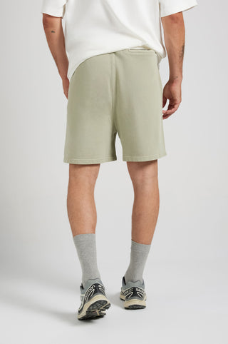 Persona che indossa Essential Sunwashed Sweatshorts in Seagrass, vista di spalle | TP_IMAGE_TYPE=MODEL_BACK