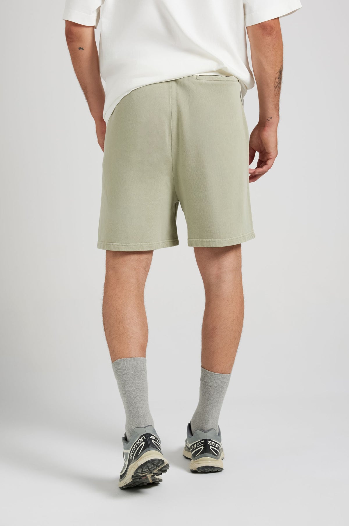 Persona che indossa Essential Sunwashed Sweatshorts in Seagrass, vista di spalle | TP_IMAGE_TYPE=MODEL_BACK