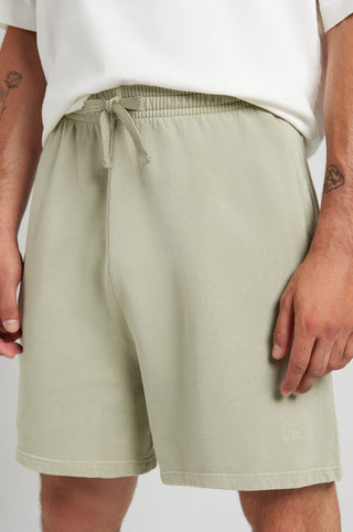 Persona che indossa Essential Sunwashed Sweatshorts in Seagrass, con elastico in vita e dettaglio con coulisse. | TP_IMAGE_TYPE=MODEL_FRONT