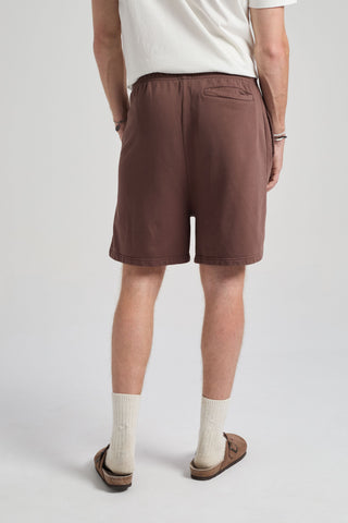 Persona che indossa Essentials Sweatshorts in Shaved Chocolate, vista di spalle | TP_IMAGE_TYPE=MODEL_BACK