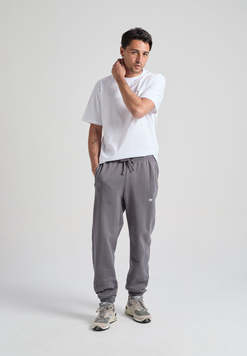 Persona che indossa Organic Essential Sweatpants Thunderstorm, vista frontale | TP_IMAGE_TYPE=MODEL_FRONT