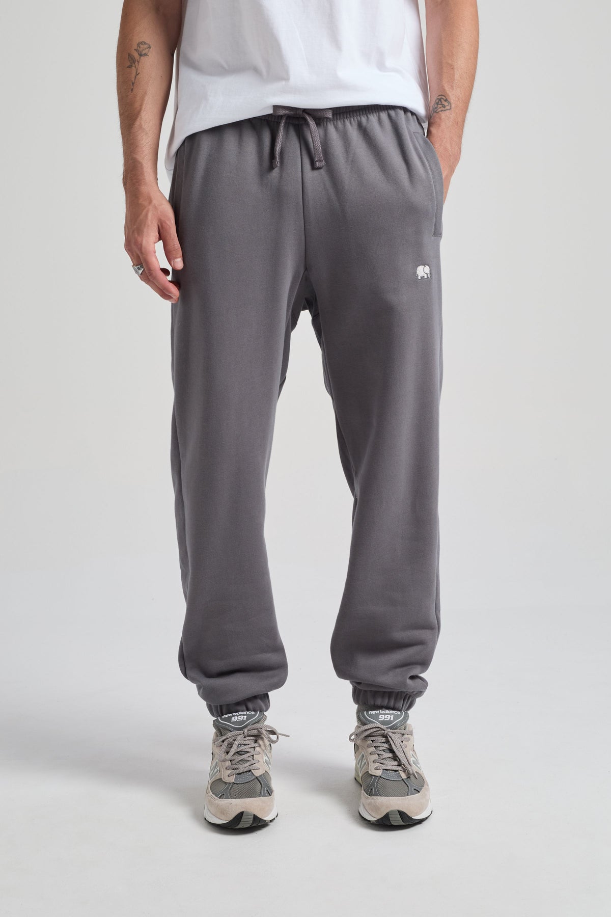 Persona che indossa Organic Essential Sweatpants Thunderstorm, vista frontale | TP_IMAGE_TYPE=MODEL_FRONT