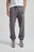 Persona che indossa Organic Essential Sweatpants Thunderstorm, vista frontale | TP_IMAGE_TYPE=MODEL_FRONT