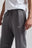 Persona che indossa gli Organic Essential Sweatpants nel colore Thunderstorm, vista laterale | TP_IMAGE_TYPE=MODEL_FRONT