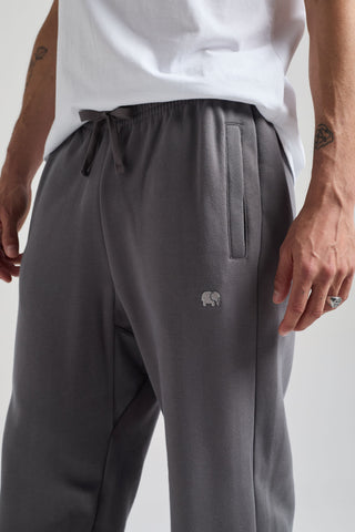 Persona che indossa gli Organic Essential Sweatpants nel colore Thunderstorm, vista laterale | TP_IMAGE_TYPE=MODEL_FRONT