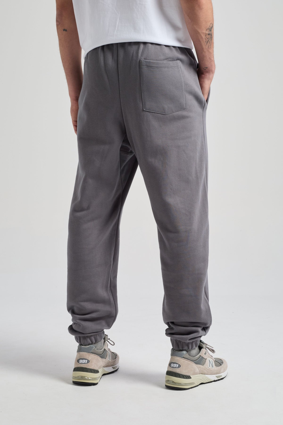 Persona che indossa Organic Essential Sweatpants Thunderstorm, vista posteriore | TP_IMAGE_TYPE=MODEL_BACK