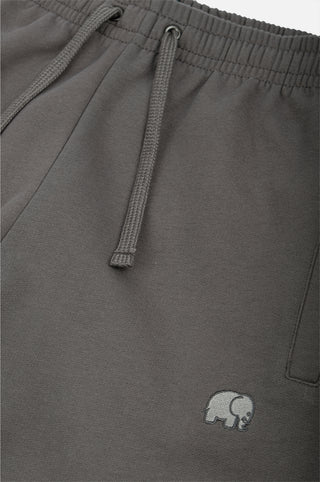 Dettaglio ravvicinato dei Organic Essential Sweatpants nella colorazione Thunderstorm, con texture del tessuto e logo ricamato | TP_IMAGE_TYPE=DETAIL