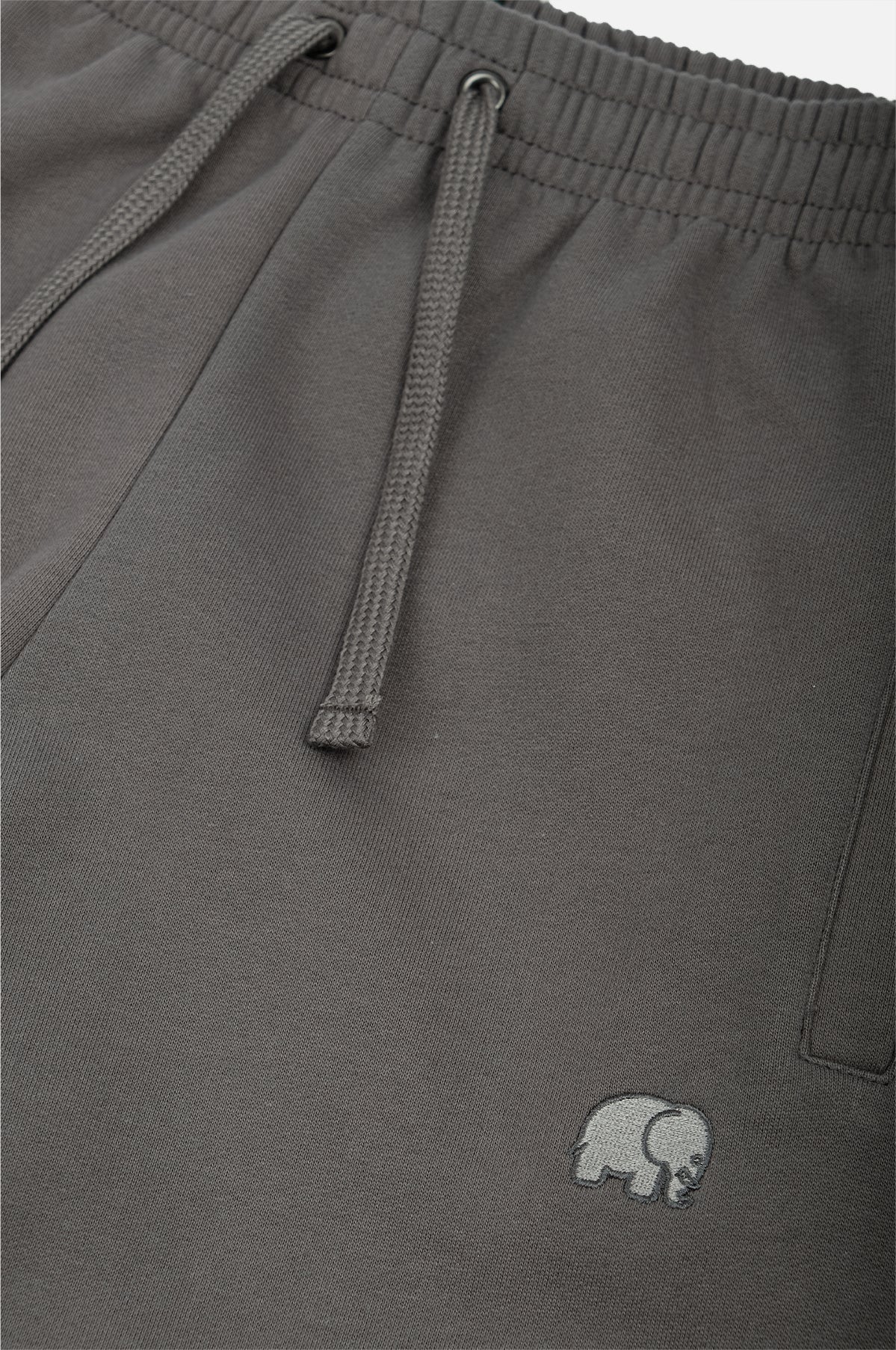 Dettaglio ravvicinato dei Organic Essential Sweatpants nella colorazione Thunderstorm, con texture del tessuto e logo ricamato | TP_IMAGE_TYPE=DETAIL