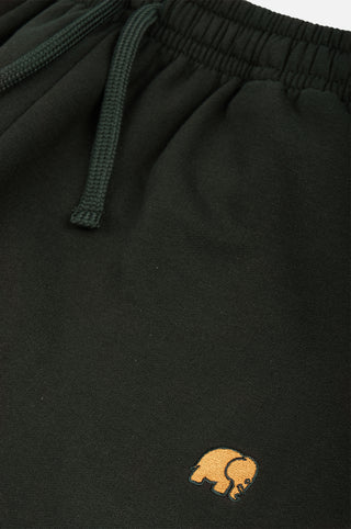 Dettaglio in primo piano degli Organic Essential Sweatpants in Scarab Green con logo ricamato. | TP_IMAGE_TYPE=DETAIL