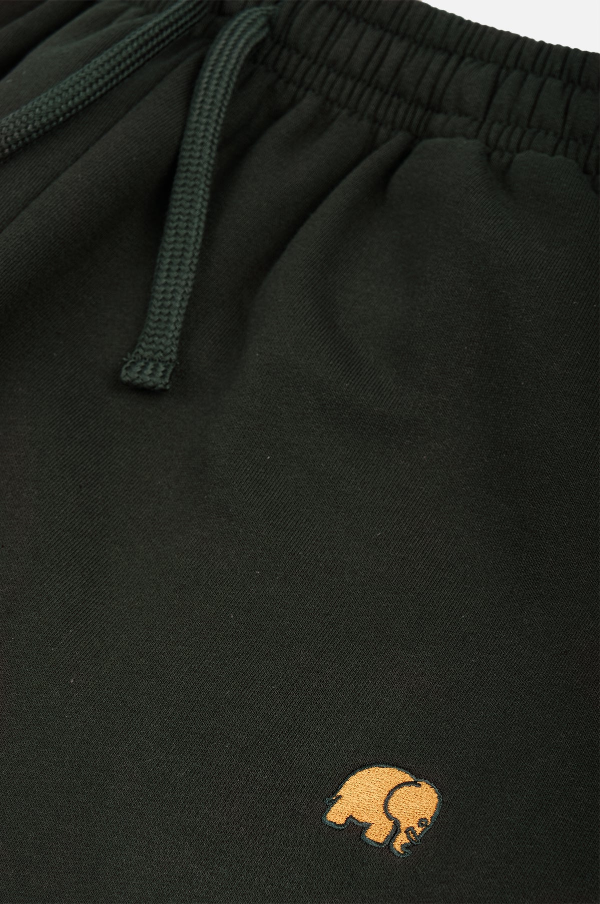 Dettaglio in primo piano degli Organic Essential Sweatpants in Scarab Green con logo ricamato. | TP_IMAGE_TYPE=DETAIL