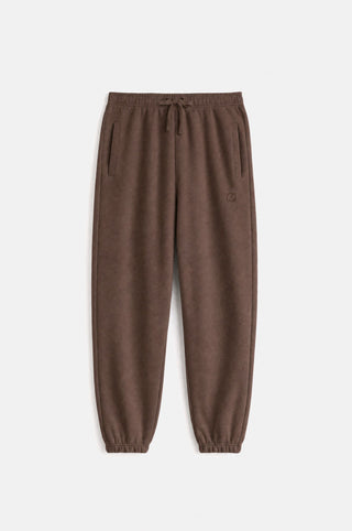 Essential Sweatpants in colore Shaved Chocolate mostrati in piano, con tasche laterali e cintura elastica. | TP_IMAGE_TYPE=SILHOUETTE_FRONT