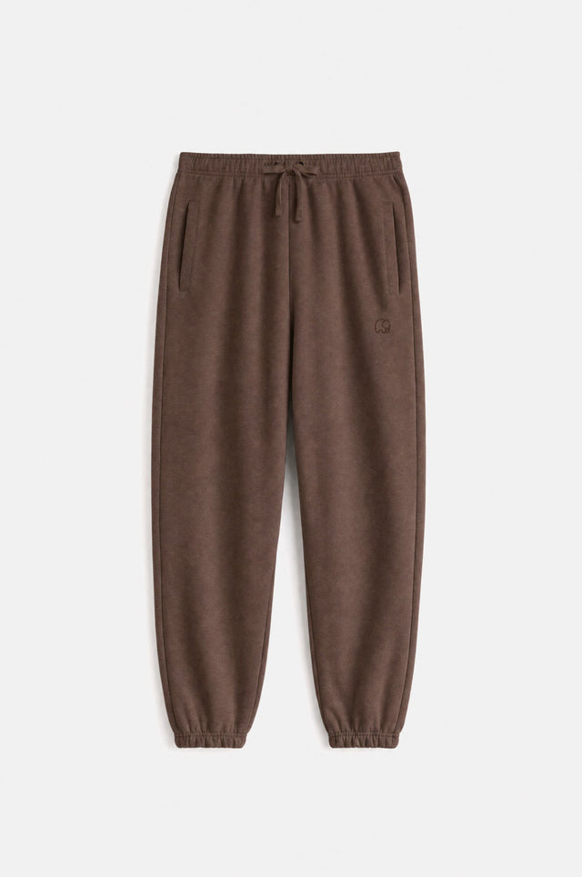 Essential Sweatpants w kolorze Shaved Chocolate, rozłożone płasko, z kieszeniami bocznymi i elastycznym pasem. | TP_IMAGE_TYPE=SILHOUETTE_FRONT