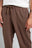 Persona che indossa Essential Sweatpants in Shaved Chocolate con coulisse in vita e tasche laterali, che mette in risalto una vestibilità rilassata | TP_IMAGE_TYPE=MODEL_FRONT