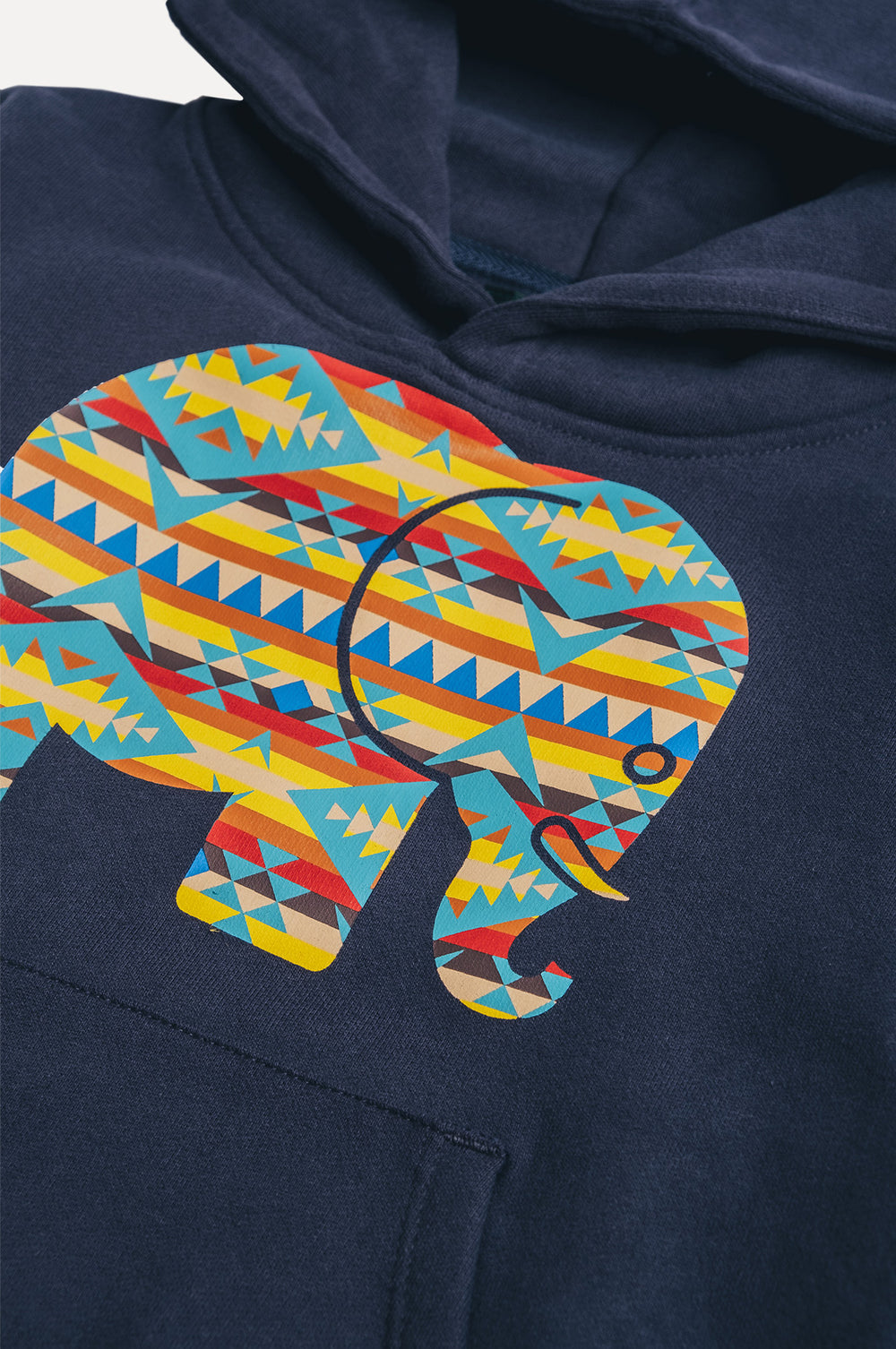 Vue de détail d'un Kid's Navajo Organic Hoodie pour enfant en bleu avec un graphique d'éléphant coloré | TP_IMAGE_TYPE=DETAIL