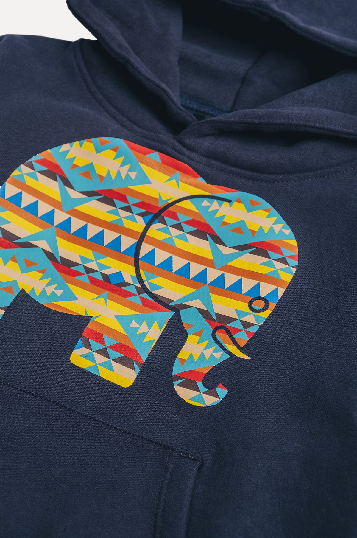 Vue de détail d'un Kid's Navajo Organic Hoodie pour enfant en bleu avec un graphique d'éléphant coloré | TP_IMAGE_TYPE=DETAIL