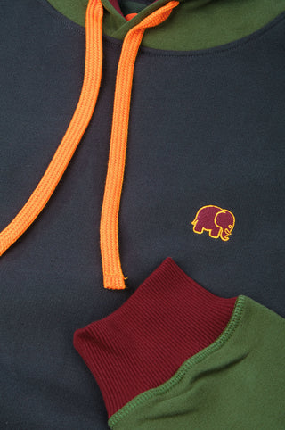 Dettaglio ravvicinato della Organic Color Block Hoodie in Trendsplant Blue, con coulisse arancione vivace, polsino bordeaux e un simpatico ricamo con elefantino. | TP_IMAGE_TYPE=DETAIL