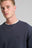 Persona che indossa una Essential Sweatshirt in Parisian Blue, con un logo elefante ricamato, abbinata a una collana a catena argentata. | TP_IMAGE_TYPE=MODEL_FRONT