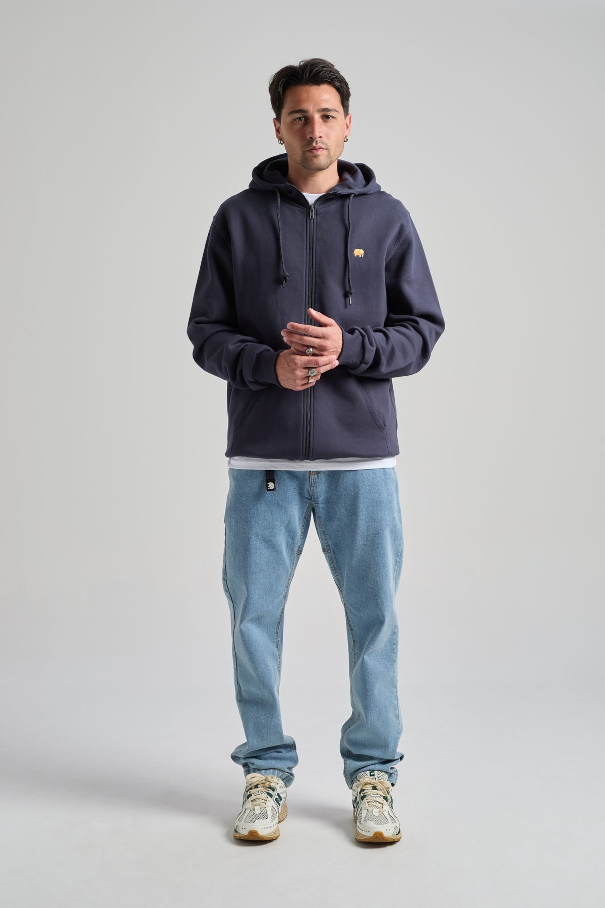 Personne portant un Organic Essential Zip Hoodie en Trendsplant Blue, vue de face | TP_IMAGE_TYPE=MODEL_FRONT