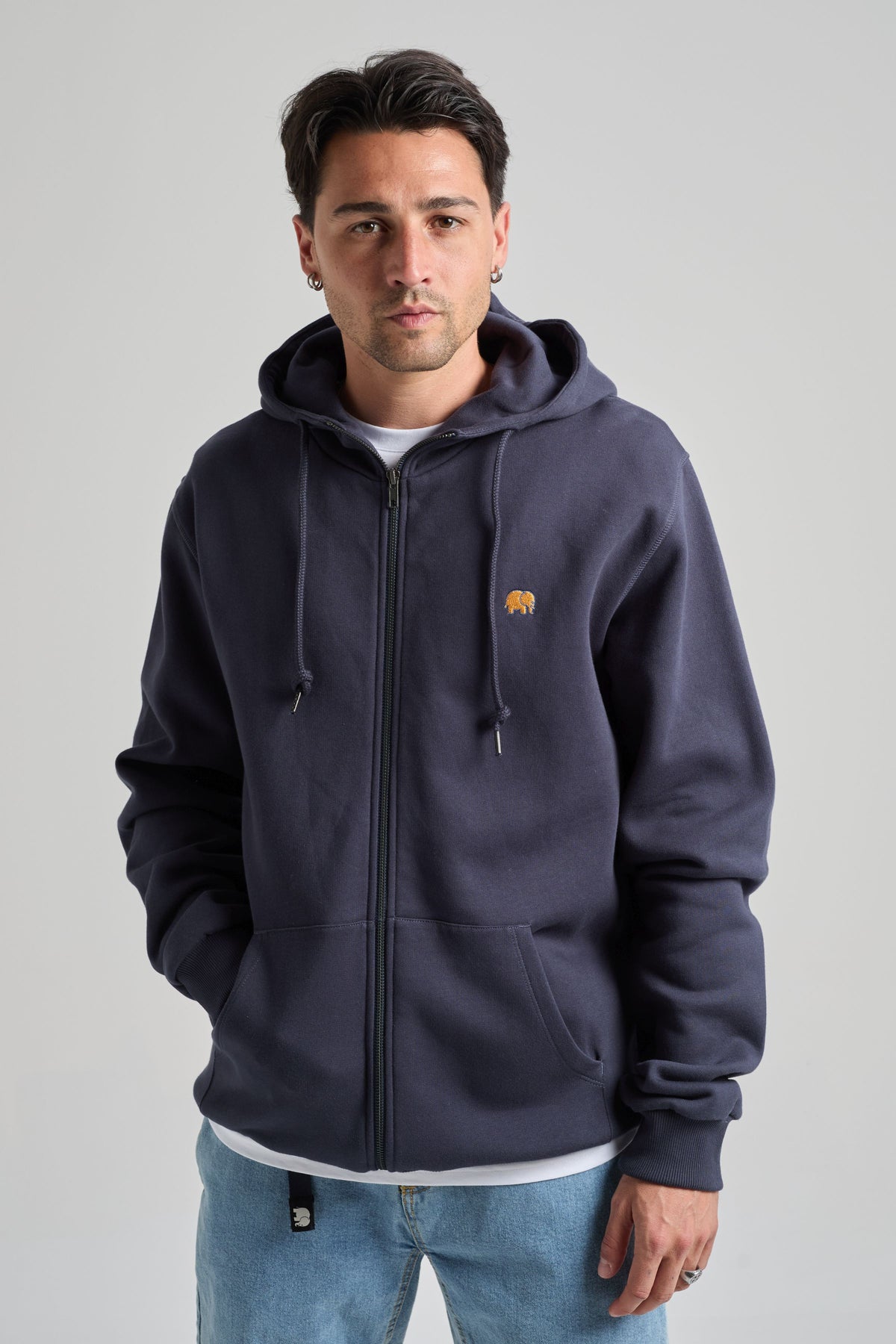 Personne portant un Organic Essential Zip Hoodie en Trendsplant Blue, vue de face | TP_IMAGE_TYPE=MODEL_FRONT