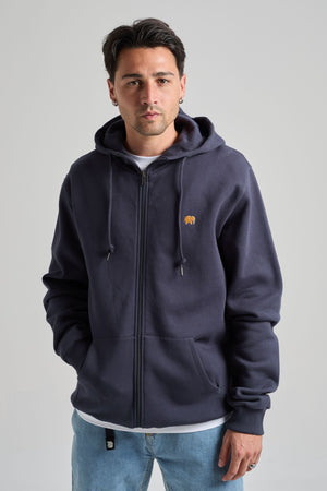 Personne portant un Organic Essential Zip Hoodie en Trendsplant Blue, vue de face | TP_IMAGE_TYPE=MODEL_FRONT