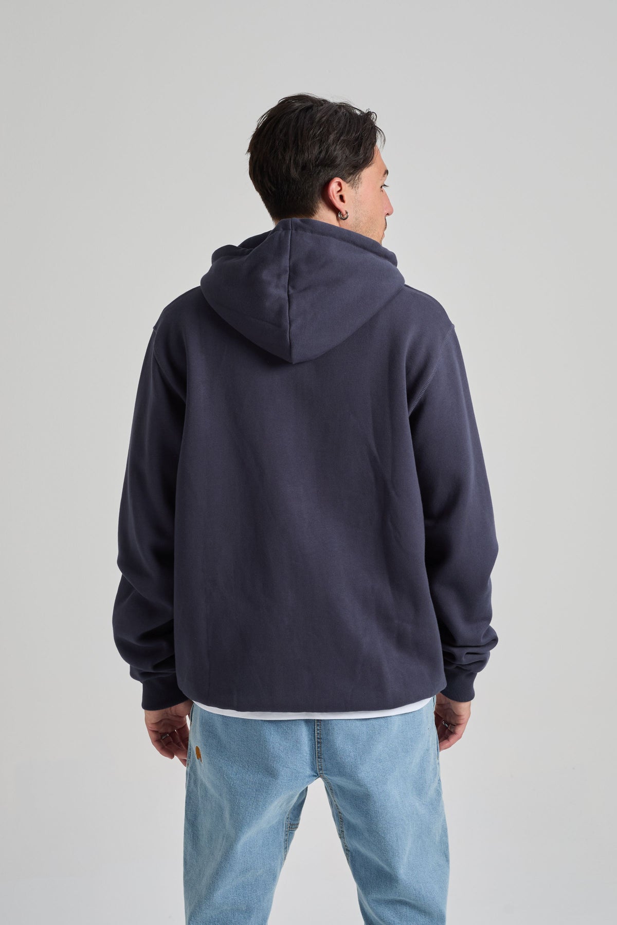 Personne portant un hoodie zippé Organic Essential en Trendsplant Blue, vue de dos | TP_IMAGE_TYPE=MODEL_BACK