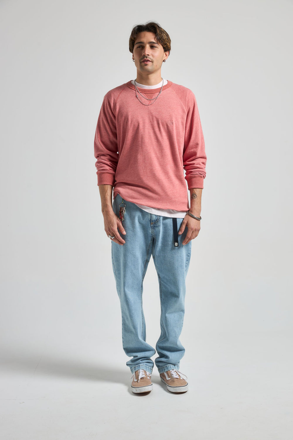 Persona che indossa una Essential Lightweight Sweatshirt in Salty Red, vista frontale | TP_IMAGE_TYPE=MODEL_FRONT