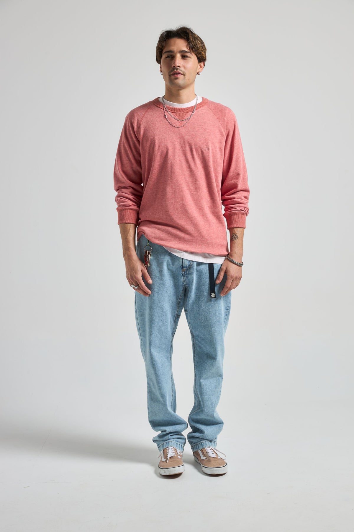 Persona che indossa una Essential Lightweight Sweatshirt in Salty Red, vista frontale | TP_IMAGE_TYPE=MODEL_FRONT