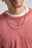 Persona che indossa una Essential Lightweight Sweatshirt in Salty Red con catene argentate sovrapposte | TP_IMAGE_TYPE=MODEL_FRONT