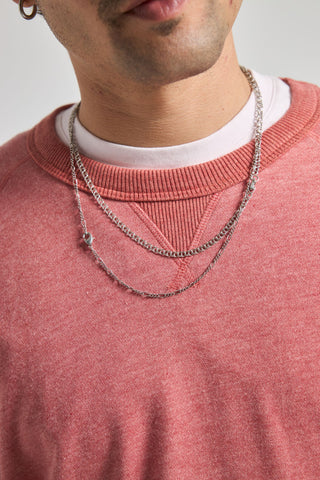 Persona che indossa una Essential Lightweight Sweatshirt in Salty Red con catene argentate sovrapposte | TP_IMAGE_TYPE=MODEL_FRONT