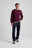 Persona che indossa una Organic Essential Sweatshirt in Wine Red, abbinata a jeans scuri e calzature casual, sorride alla fotocamera | TP_IMAGE_TYPE=MODEL_FRONT
