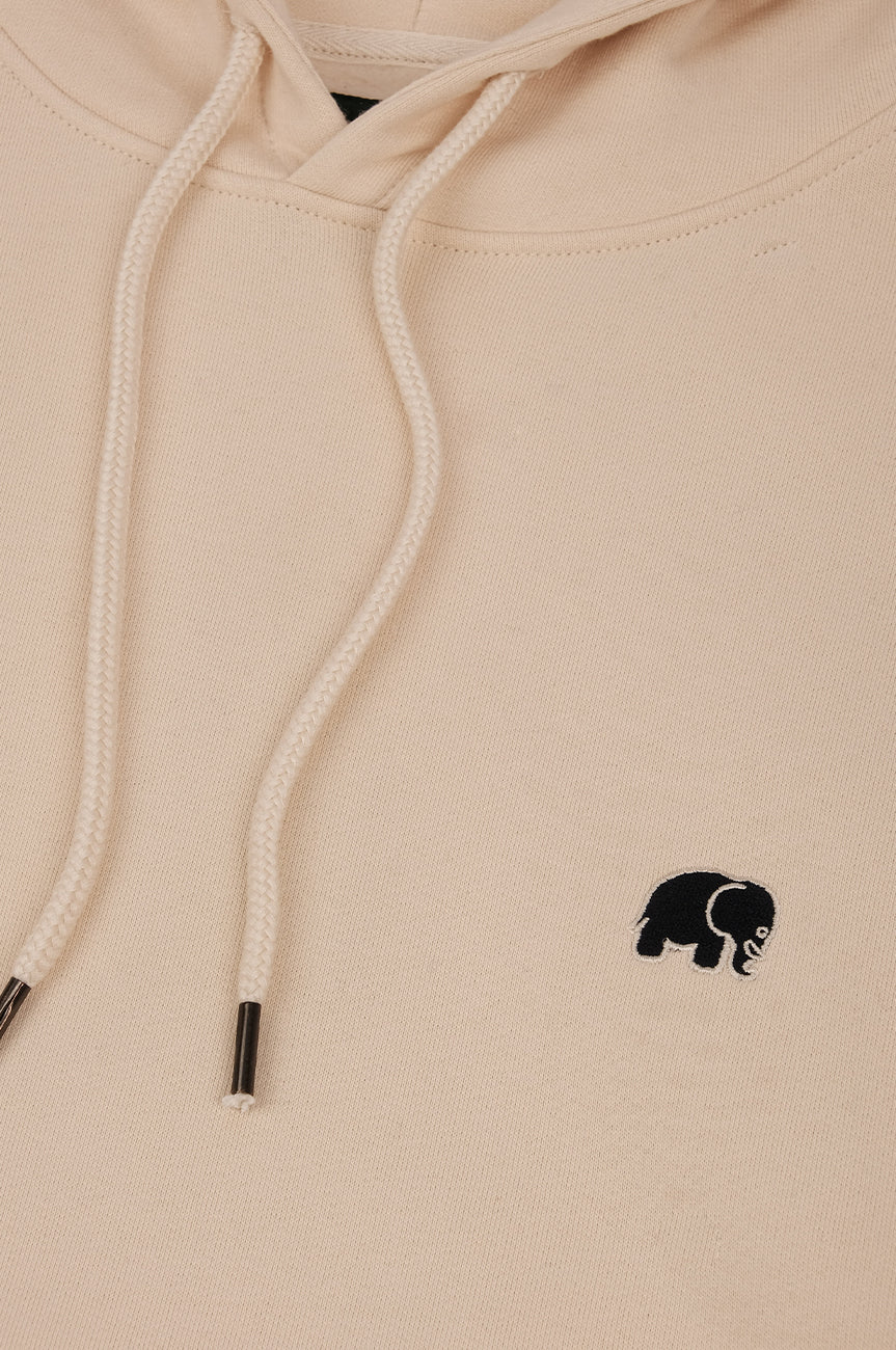 Dettaglio ravvicinato della Women's Explanada Organic Oversized Hoodie in Ivory che mostra il tessuto e il logo elefante ricamato | TP_IMAGE_TYPE=DETAIL